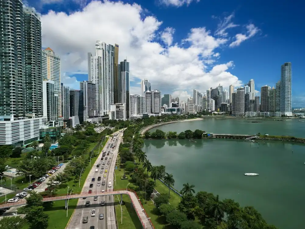 Piscina con vista al mar en un resort en Panamá.