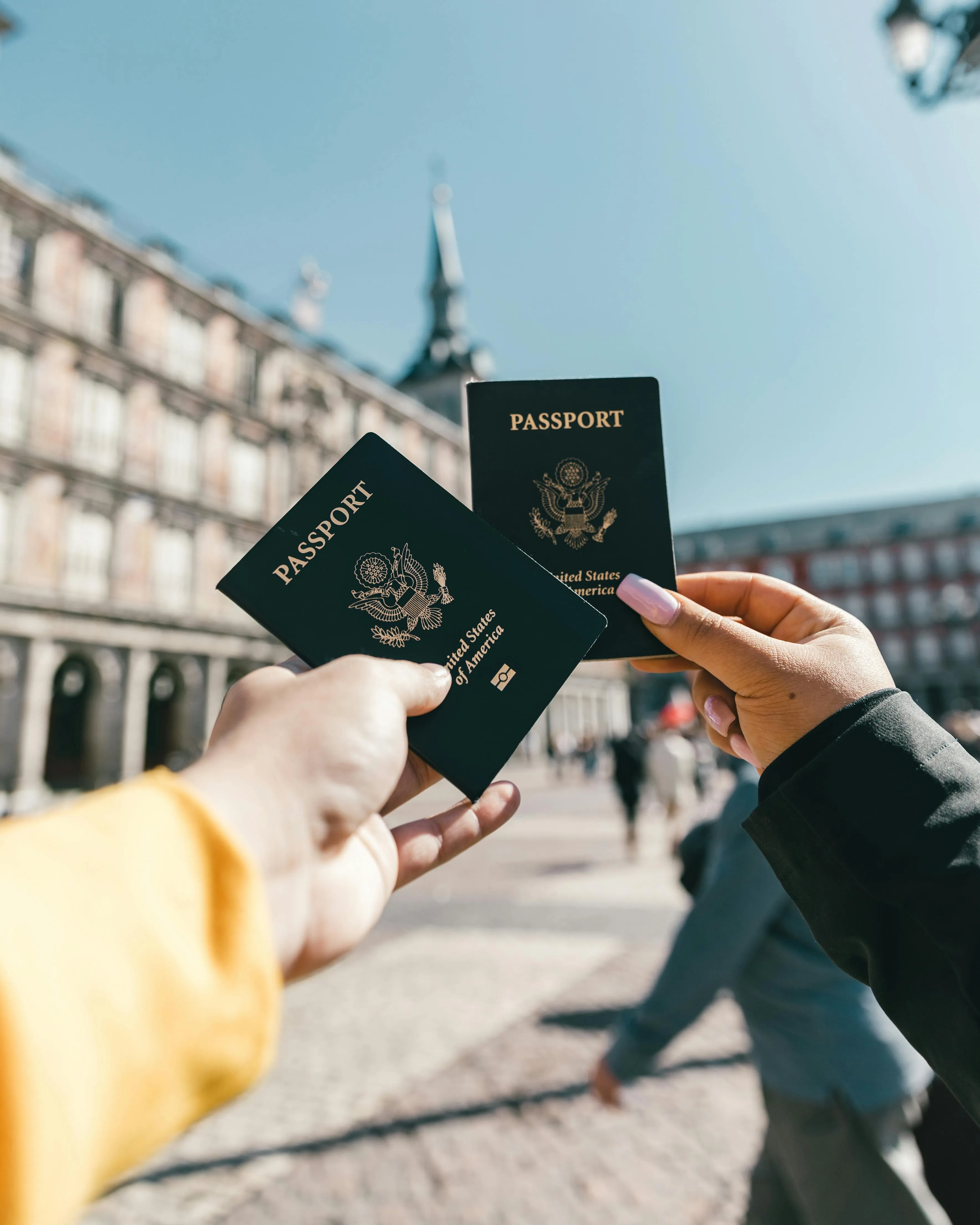 Manos con pasaportes